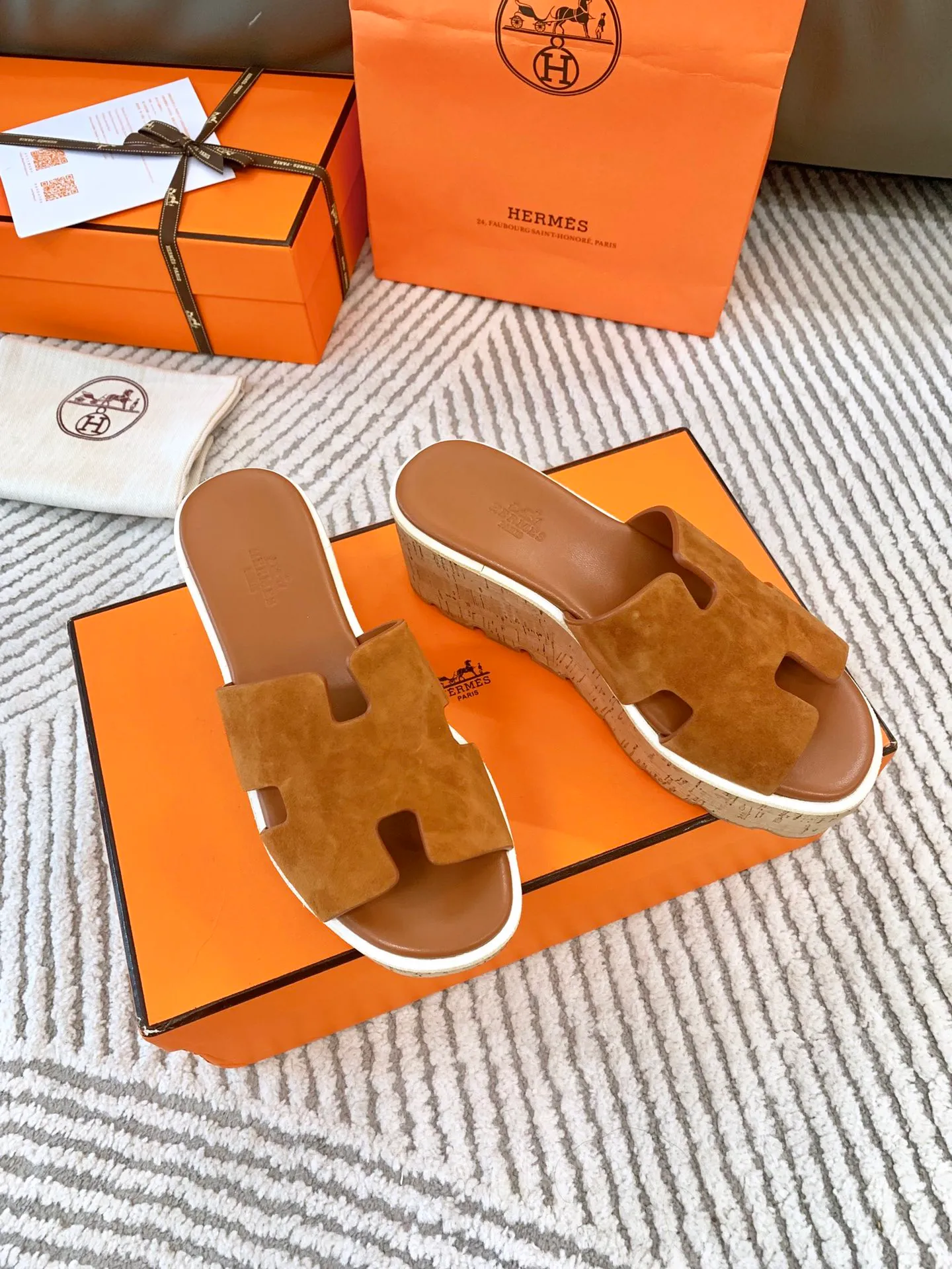 👟👟Ex-factory price 500👟👟 Peak enamel is made by hand, supreme purchasing agent level! Hermes spring and summer new slippers, high-end customization, exclusive products, the highest version in the industry, authentic mold opening and customization, laminating technology, heavy investment in development of a fully matched steel mold, perfect authentic version of the logo, exclusive correct version of the original font, Italian original calfskin cut upper, non-slip rubber outsole, lining: foot pads, pure imported Italian mixed breed, environmentally friendly goatskin, genuine leather welt, original packaging size: 34~41 (34.40. 41) Customized-no returns or exchanges